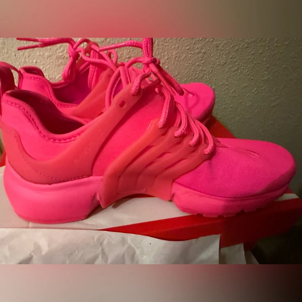 Nike Women's Bright Pink Sneakers - Picture 7 of 10